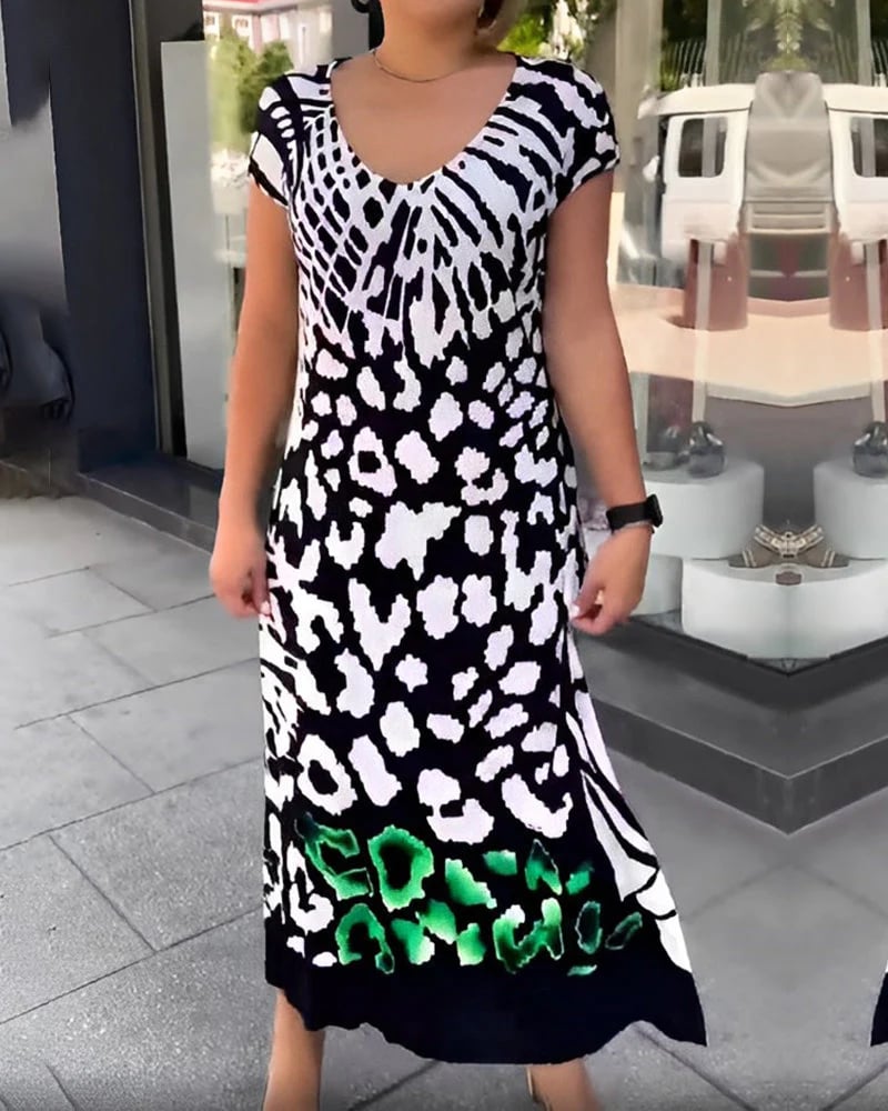 Casual short-sleeved dress with a print.