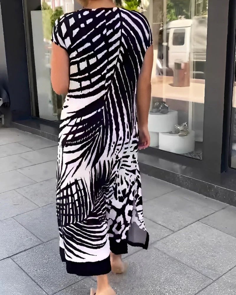 Casual short-sleeved dress with a print.