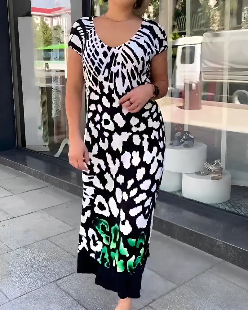 Casual short-sleeved dress with a print.