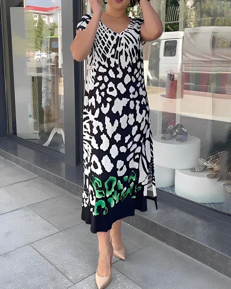 Casual short-sleeved dress with a print.